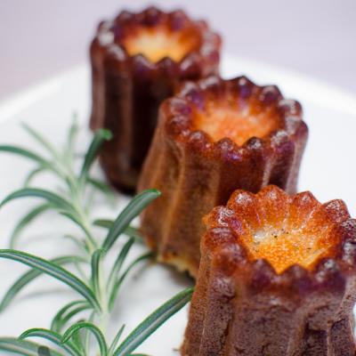 Canneles au chevre au miel et au romarin